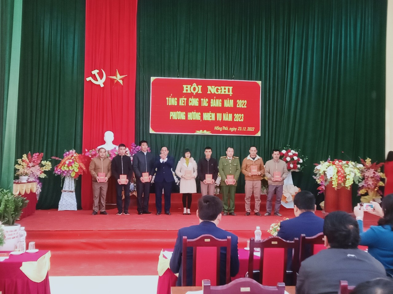 Đồng chí Lương Hoàng Đựng, Bí thư Đảng ủy, Chủ tịch UBND xã tặng giấy khen cho các cá nhân, tập thể
